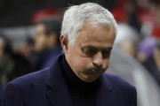 1-2！1-3！足坛疯狂一夜，切尔西倒下，穆帅出局，曼城又掉链子